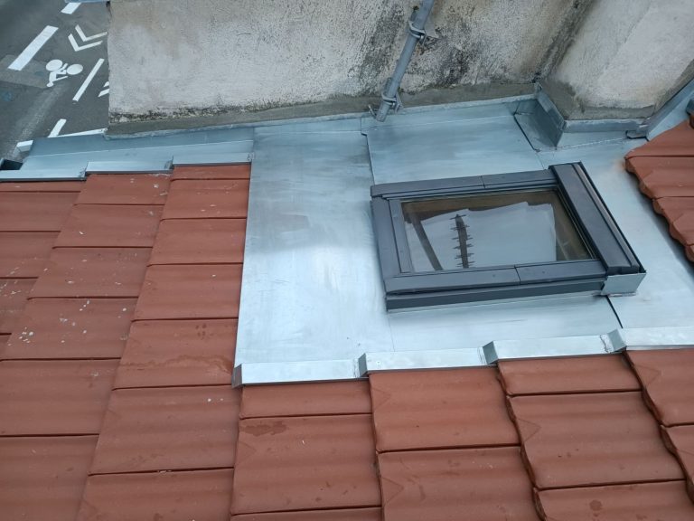 Réalisation d'une étanchéité de fenetre de toit saint julien